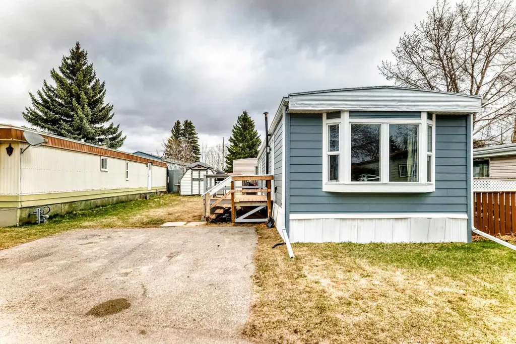 6724 17 Avenue SE Calgary AB T2A0W5