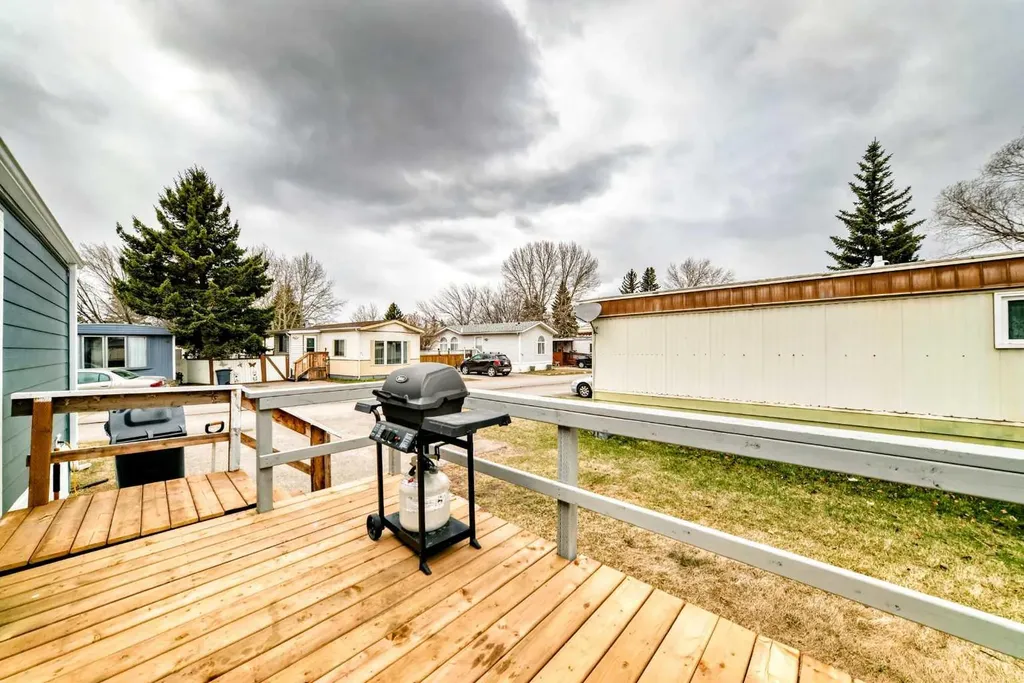 6724 17 Avenue SE Calgary AB T2A0W5