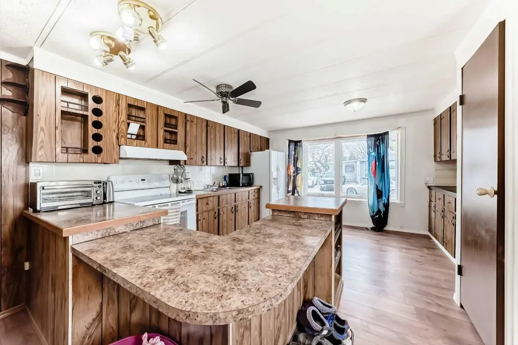 6724 17 Avenue SE Calgary AB T2A0W5
