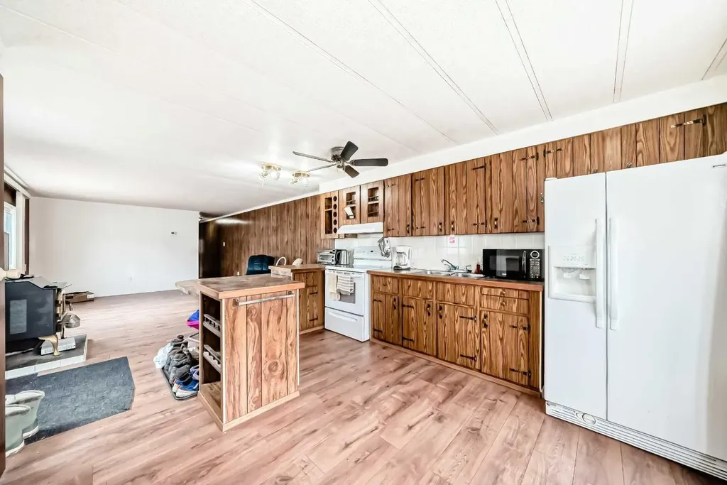 6724 17 Avenue SE Calgary AB T2A0W5