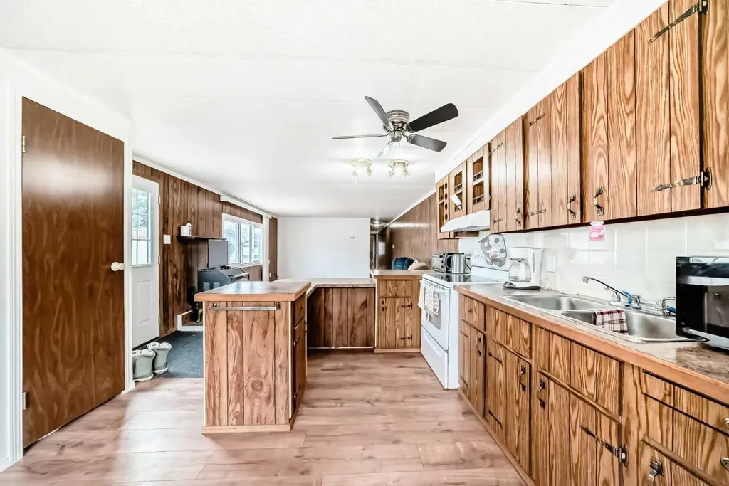 6724 17 Avenue SE Calgary AB T2A0W5