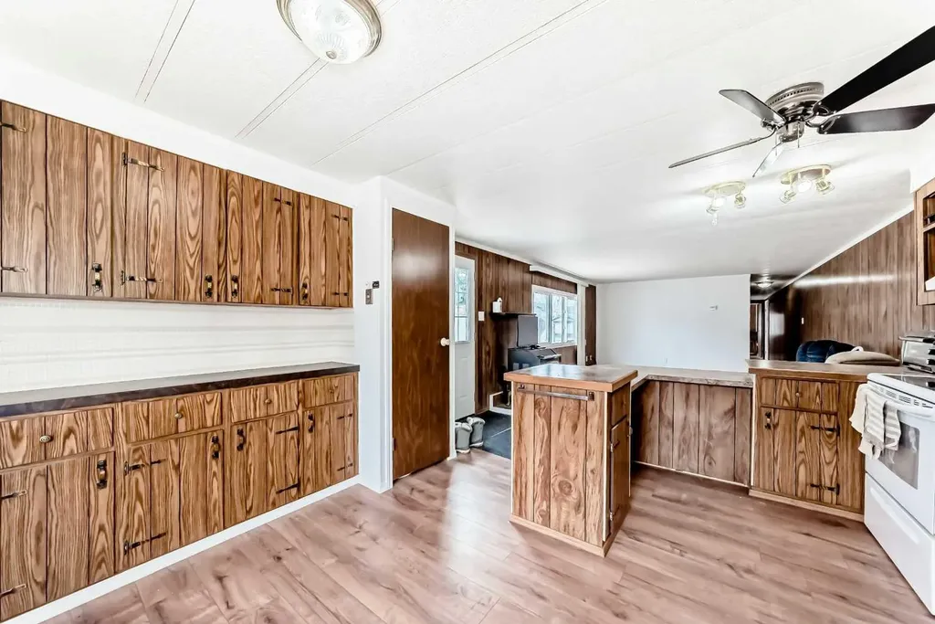 6724 17 Avenue SE Calgary AB T2A0W5
