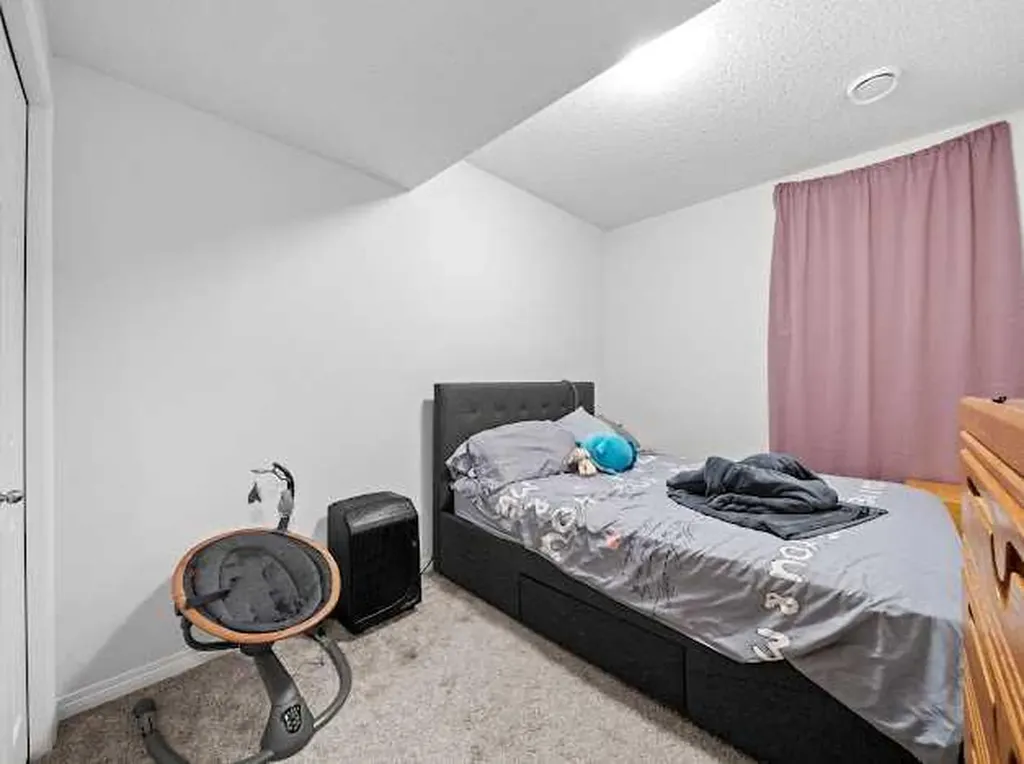 136 Lucas Street NW Calgary AB T3P1R6