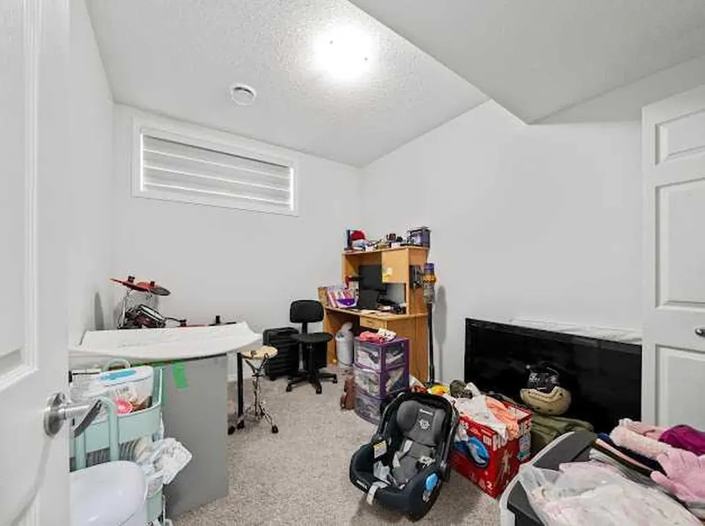 136 Lucas Street NW Calgary AB T3P1R6