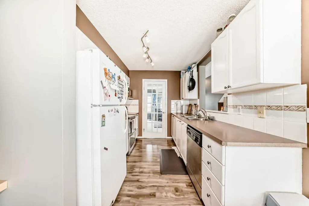 112 Country Village Cape NE Calgary AB T3K 5J7