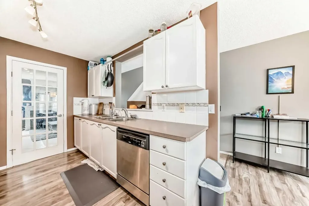 112 Country Village Cape NE Calgary AB T3K 5J7