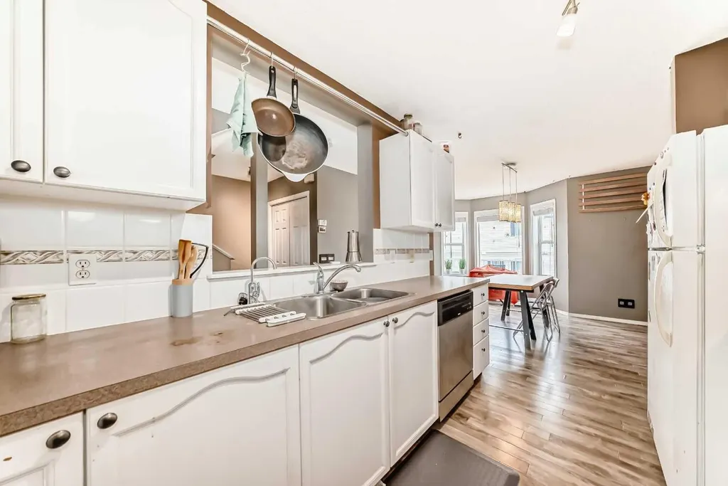 112 Country Village Cape NE Calgary AB T3K 5J7