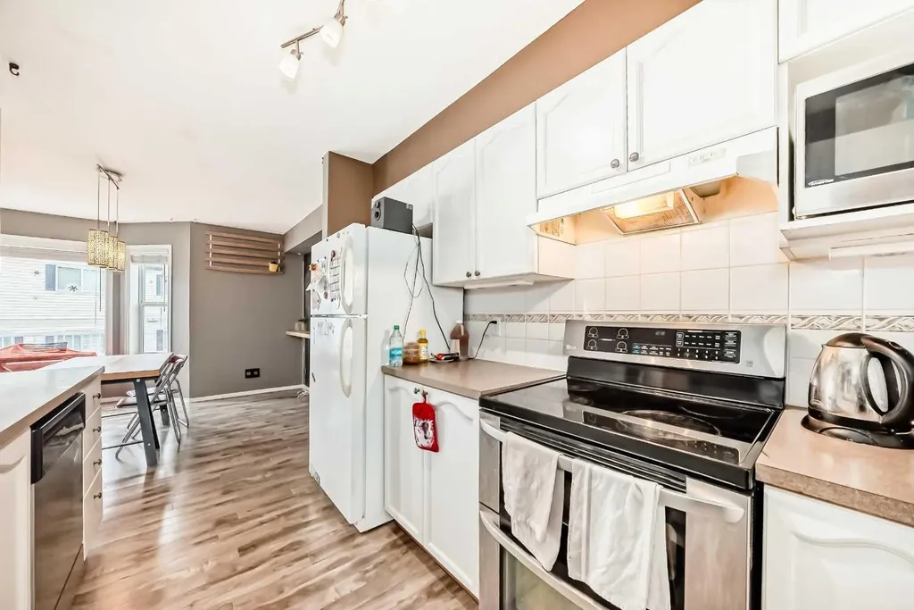 112 Country Village Cape NE Calgary AB T3K 5J7