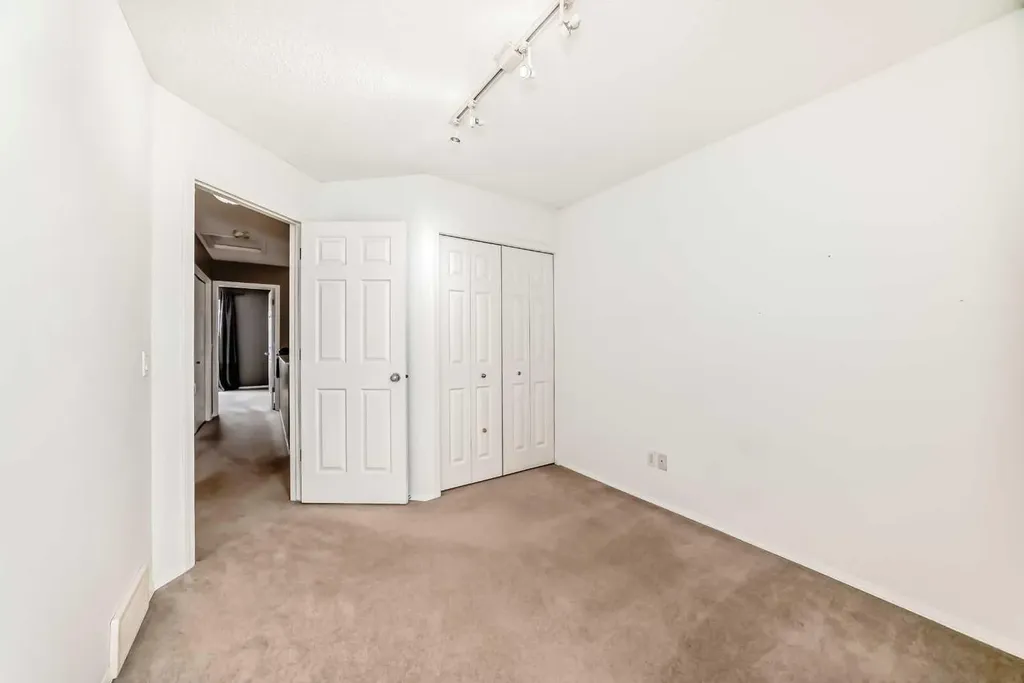 112 Country Village Cape NE Calgary AB T3K 5J7