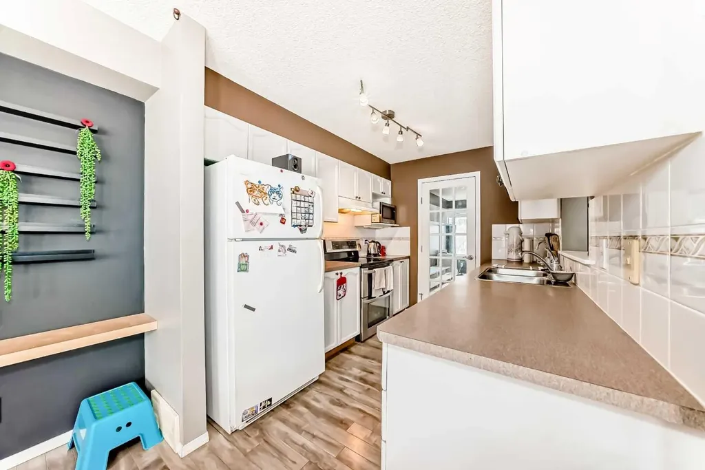 112 Country Village Cape NE Calgary AB T3K 5J7
