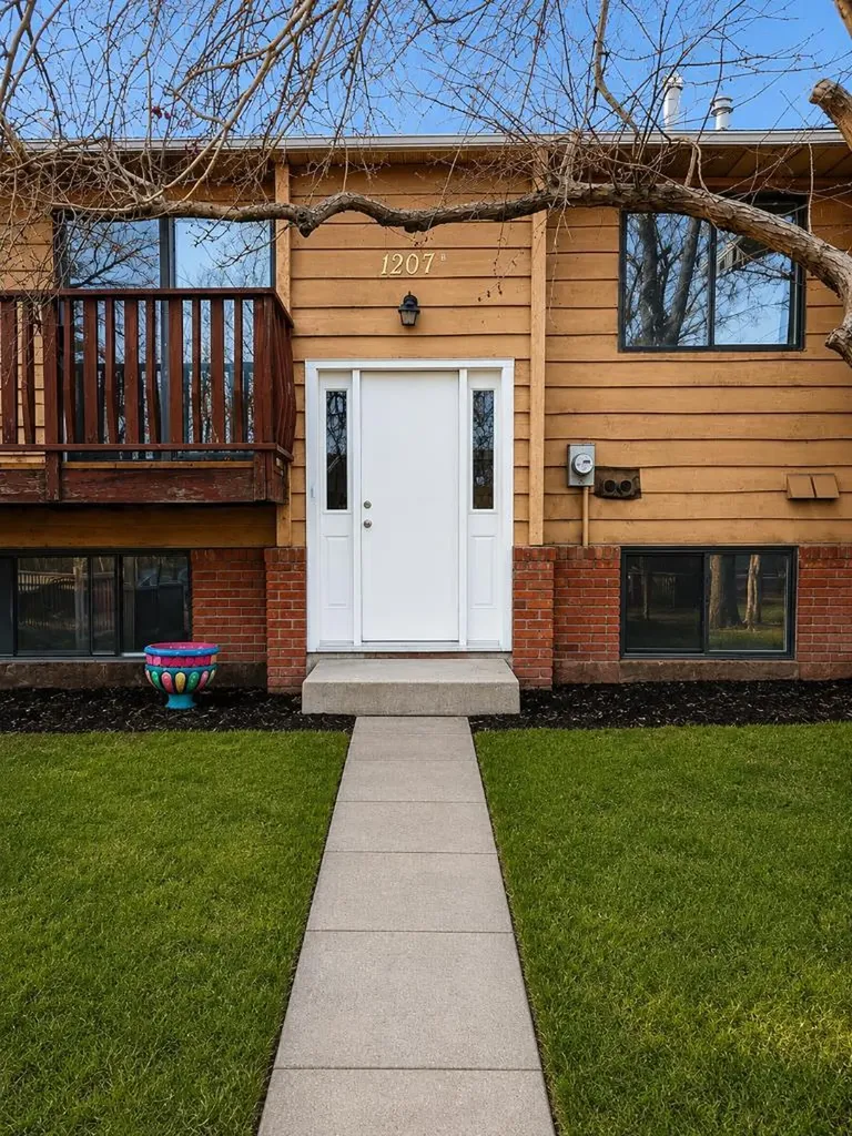 1207 44 Street SE Calgary AB T2A5E6