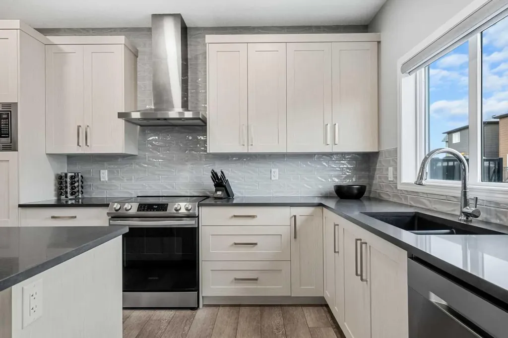 1020 Chinook Gate Heath SW Airdrie AB T4B 5C9