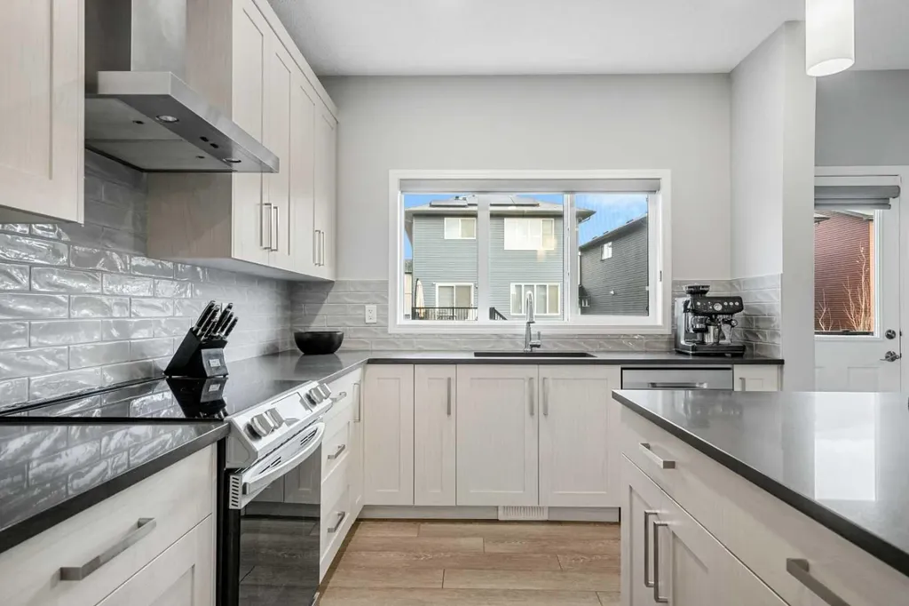 1020 Chinook Gate Heath SW Airdrie AB T4B 5C9