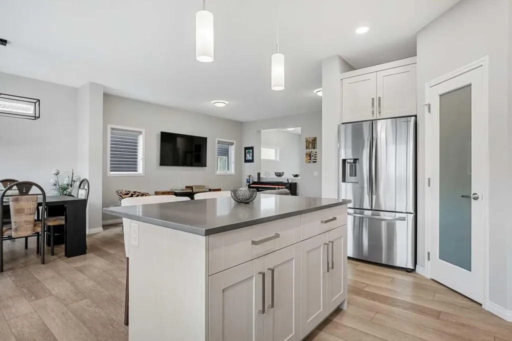 1020 Chinook Gate Heath SW Airdrie AB T4B 5C9