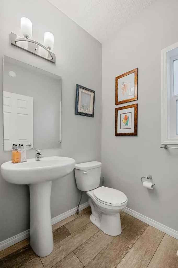 1020 Chinook Gate Heath SW Airdrie AB T4B 5C9