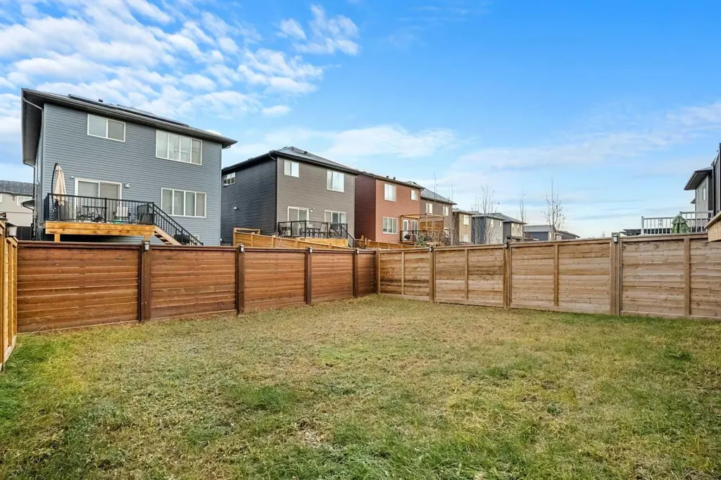 1020 Chinook Gate Heath SW Airdrie AB T4B 5C9