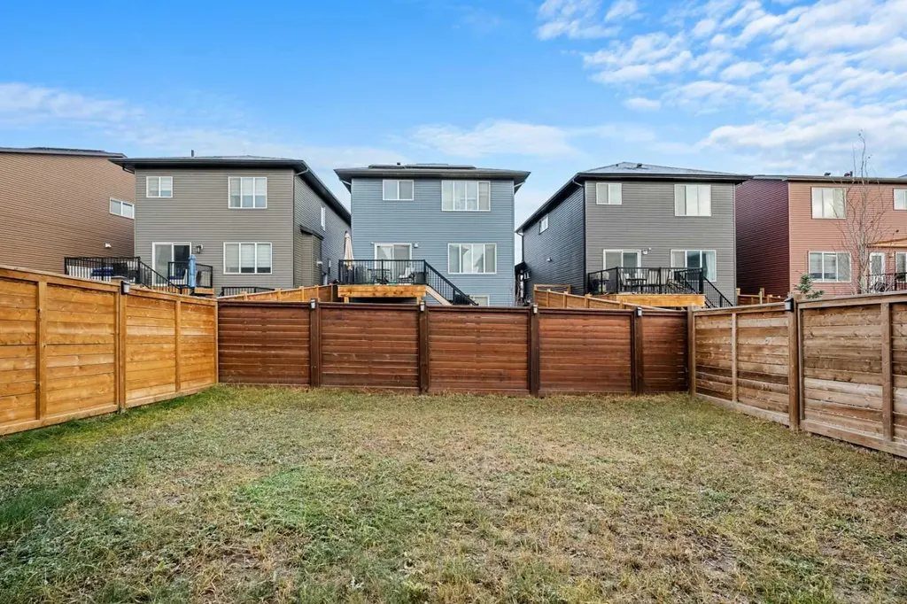 1020 Chinook Gate Heath SW Airdrie AB T4B 5C9