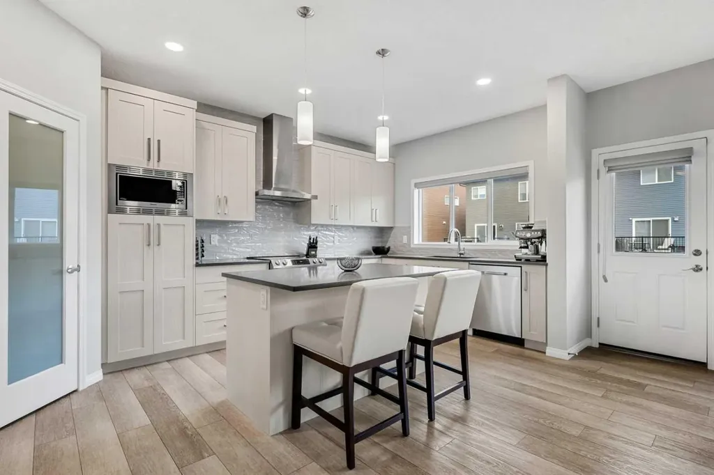 1020 Chinook Gate Heath SW Airdrie AB T4B 5C9
