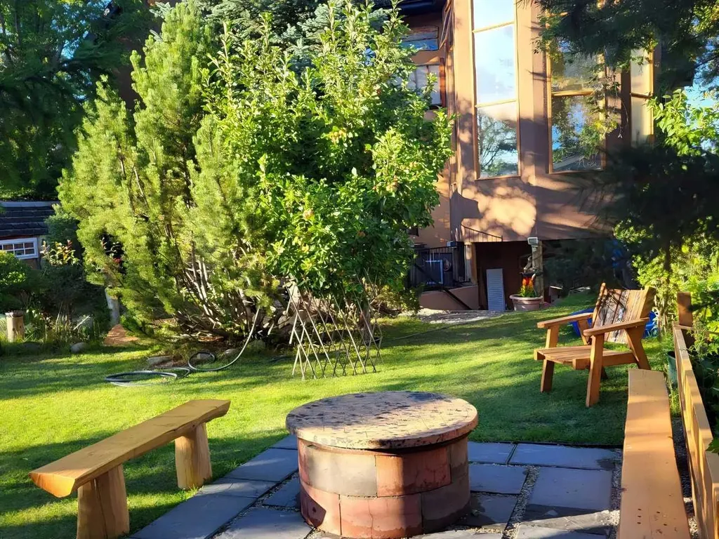 4643 29 Avenue NW Calgary AB T3B0J1
