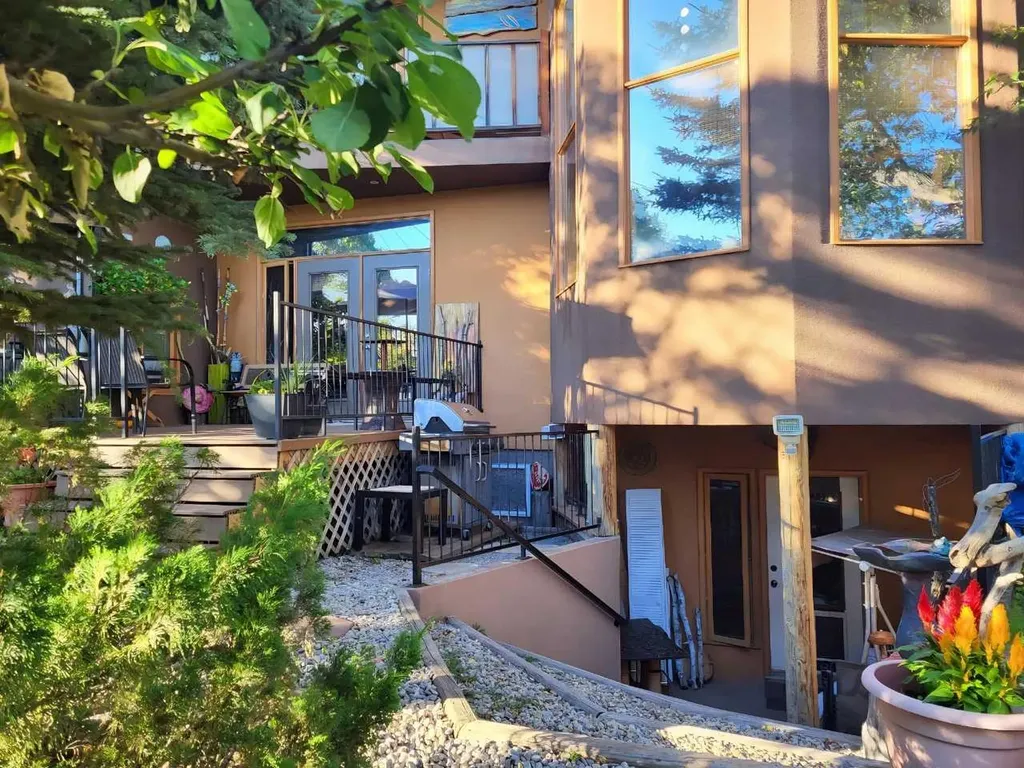 4643 29 Avenue NW Calgary AB T3B0J1