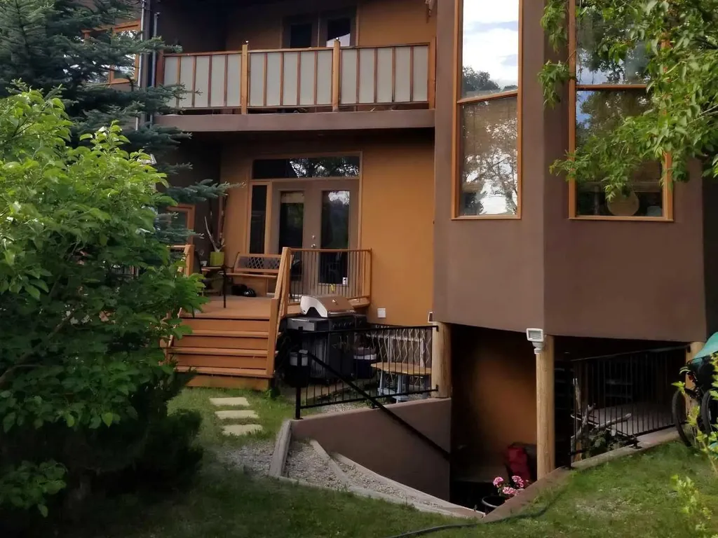 4643 29 Avenue NW Calgary AB T3B0J1