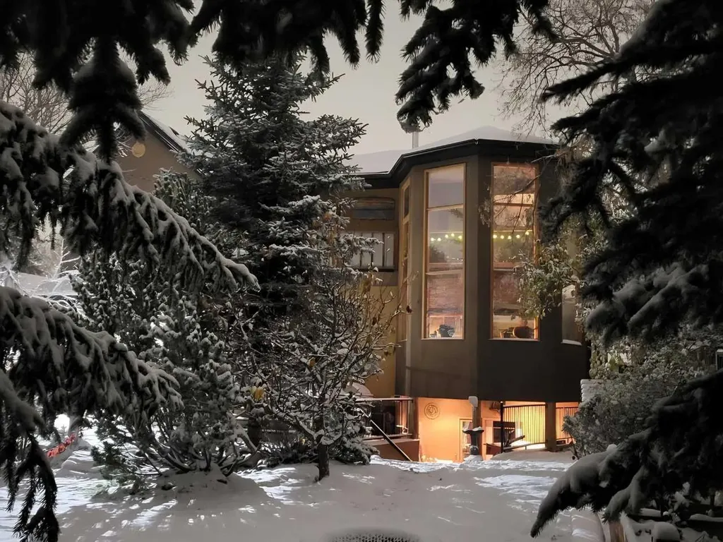4643 29 Avenue NW Calgary AB T3B0J1