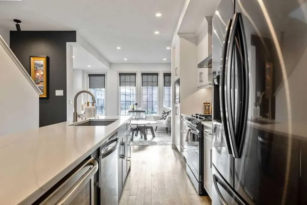 81 Greenbriar Place NW Calgary AB T3B 6J1