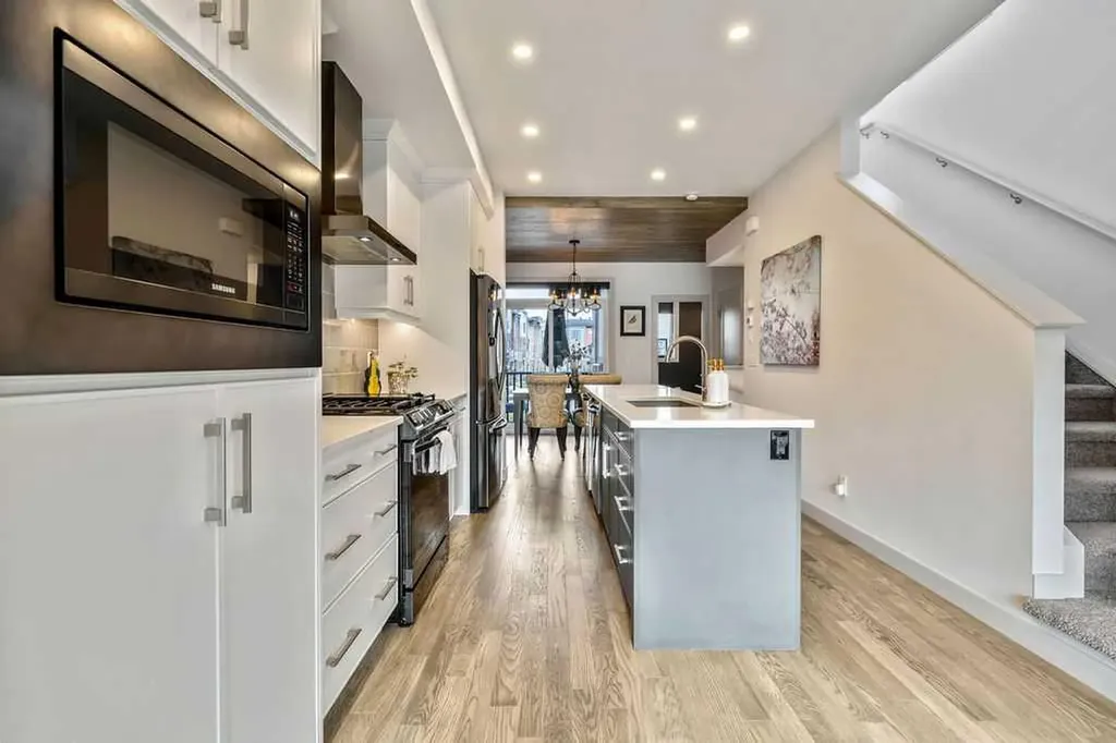 81 Greenbriar Place NW Calgary AB T3B 6J1