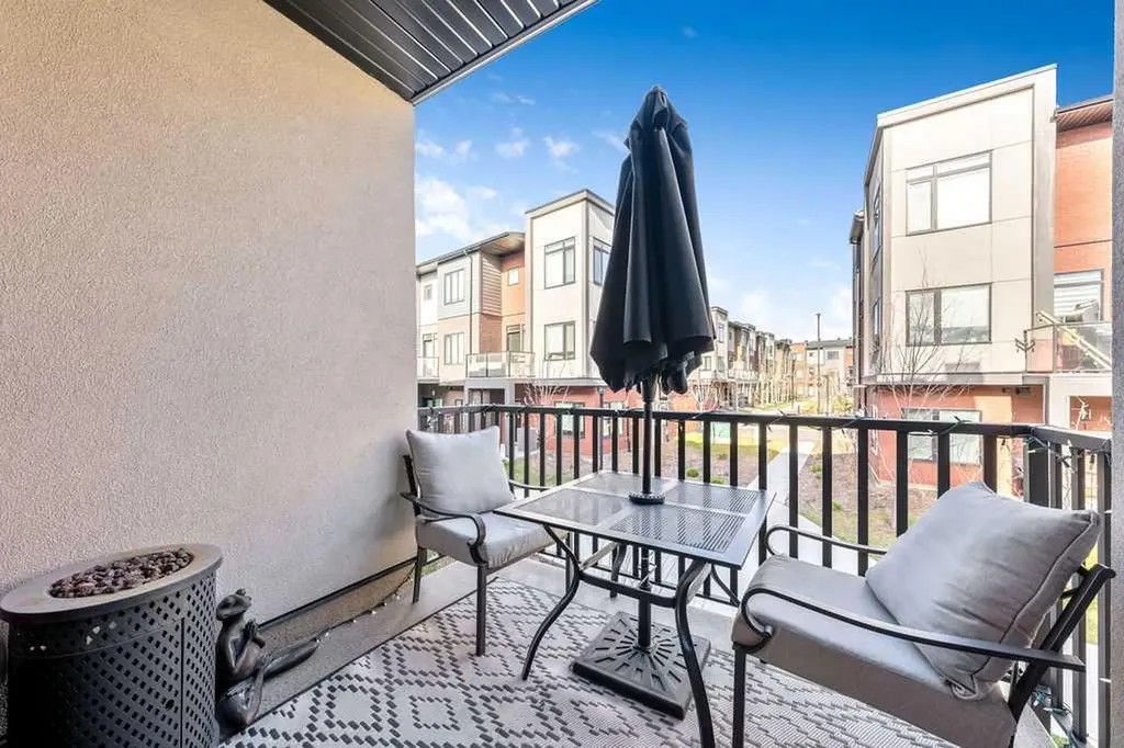 81 Greenbriar Place NW Calgary AB T3B 6J1