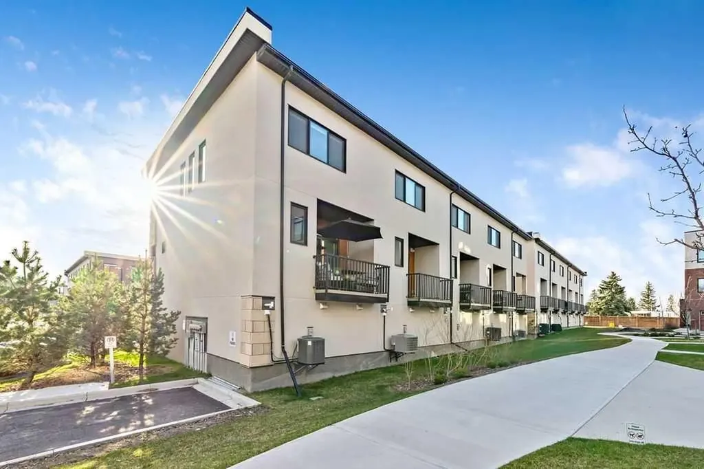81 Greenbriar Place NW Calgary AB T3B 6J1