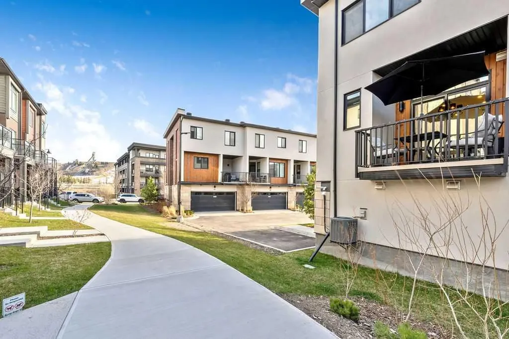 81 Greenbriar Place NW Calgary AB T3B 6J1