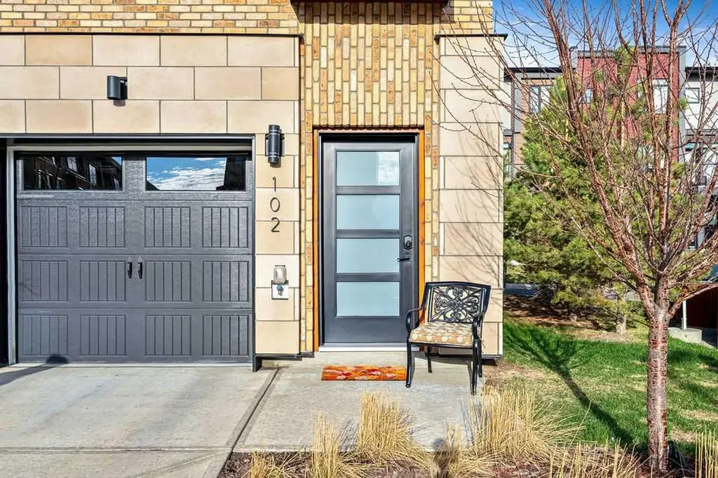 81 Greenbriar Place NW Calgary AB T3B 6J1