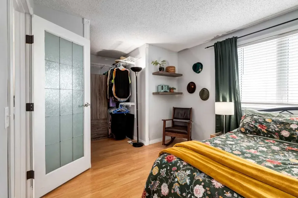 955 Erin Woods Drive SE Calgary AB T2B 2W4