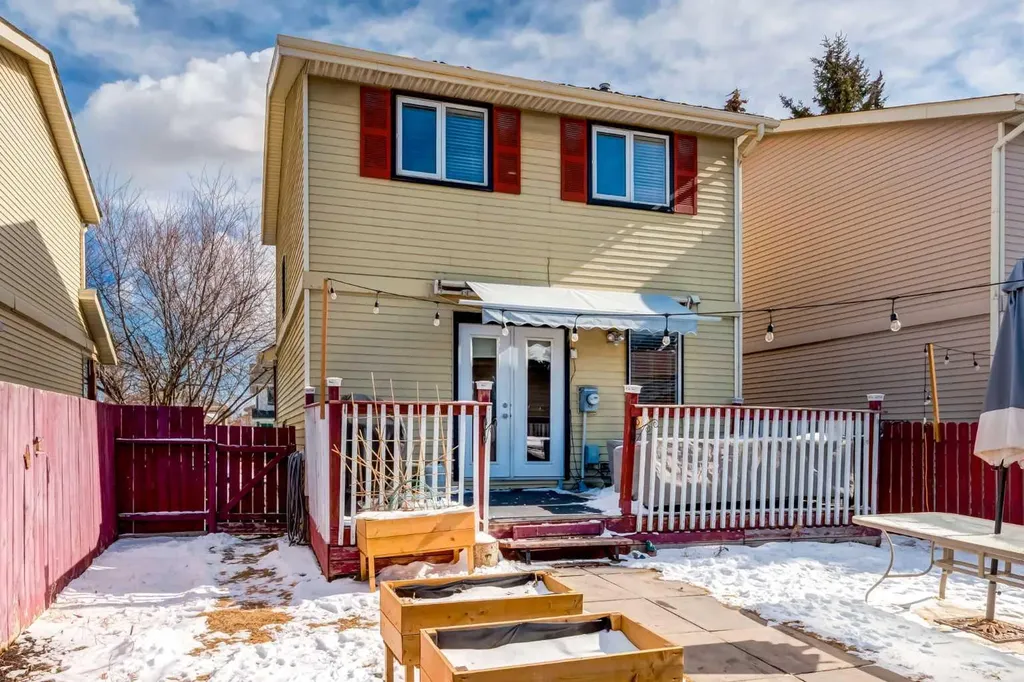 955 Erin Woods Drive SE Calgary AB T2B 2W4