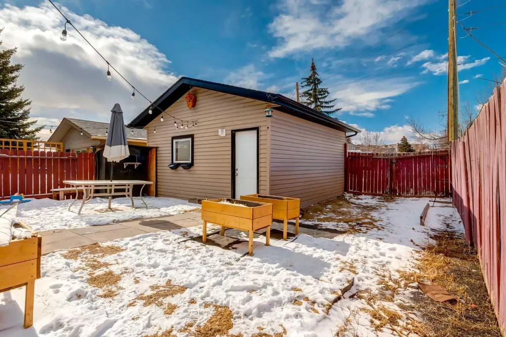 955 Erin Woods Drive SE Calgary AB T2B 2W4