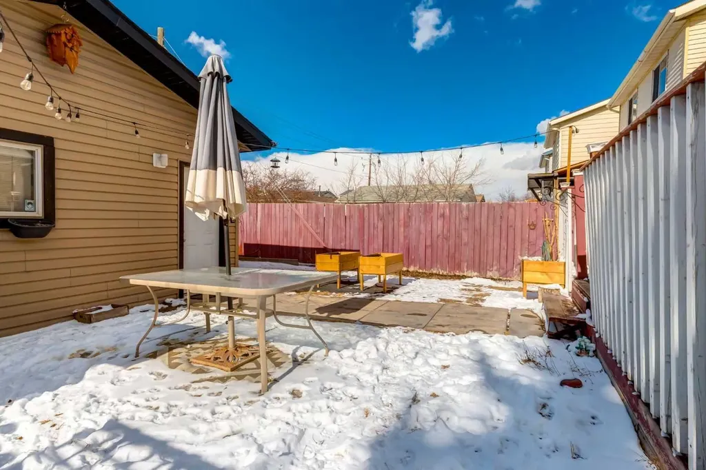 955 Erin Woods Drive SE Calgary AB T2B 2W4