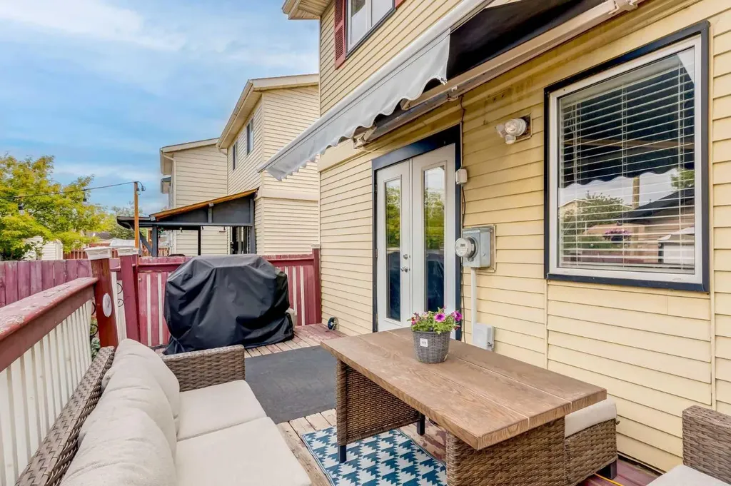 955 Erin Woods Drive SE Calgary AB T2B 2W4