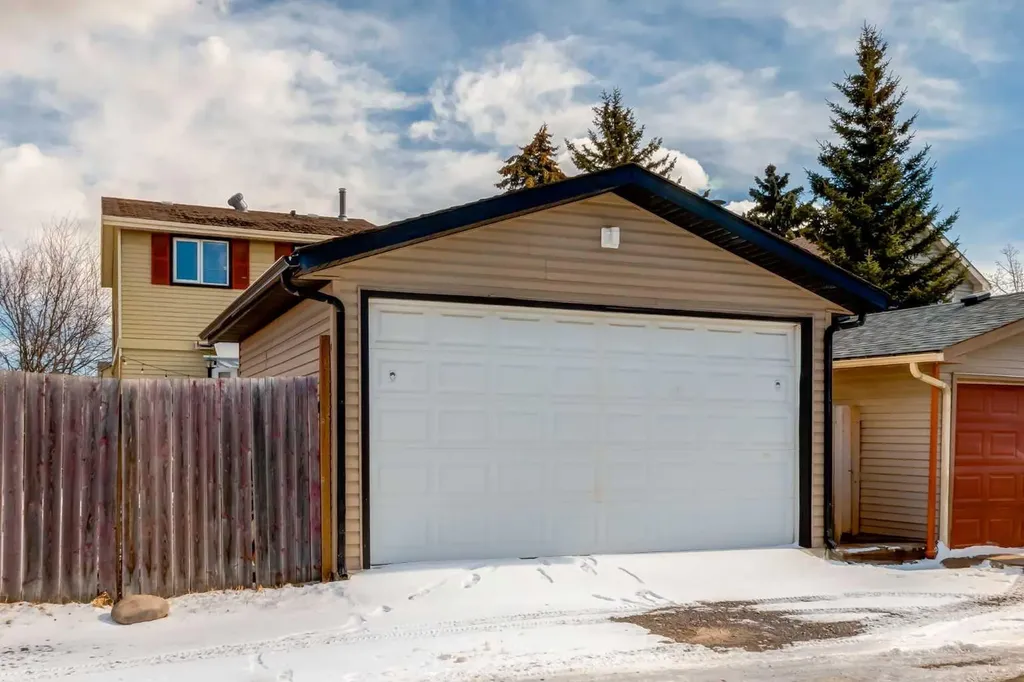955 Erin Woods Drive SE Calgary AB T2B 2W4