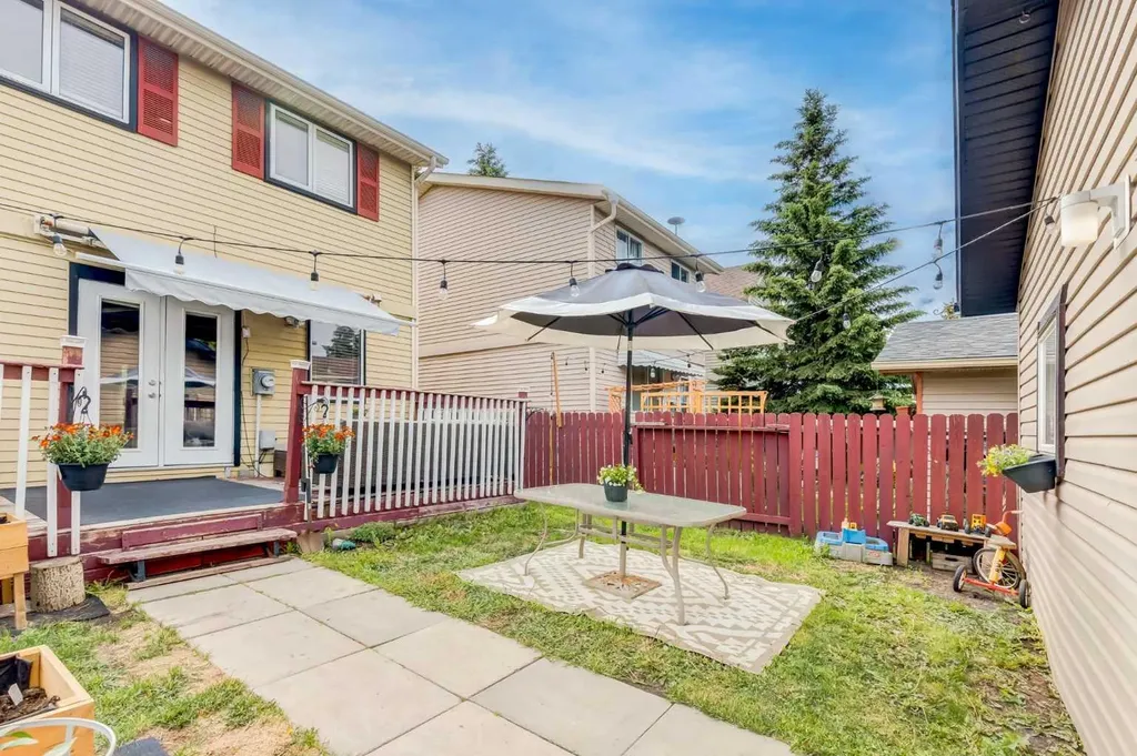 955 Erin Woods Drive SE Calgary AB T2B 2W4