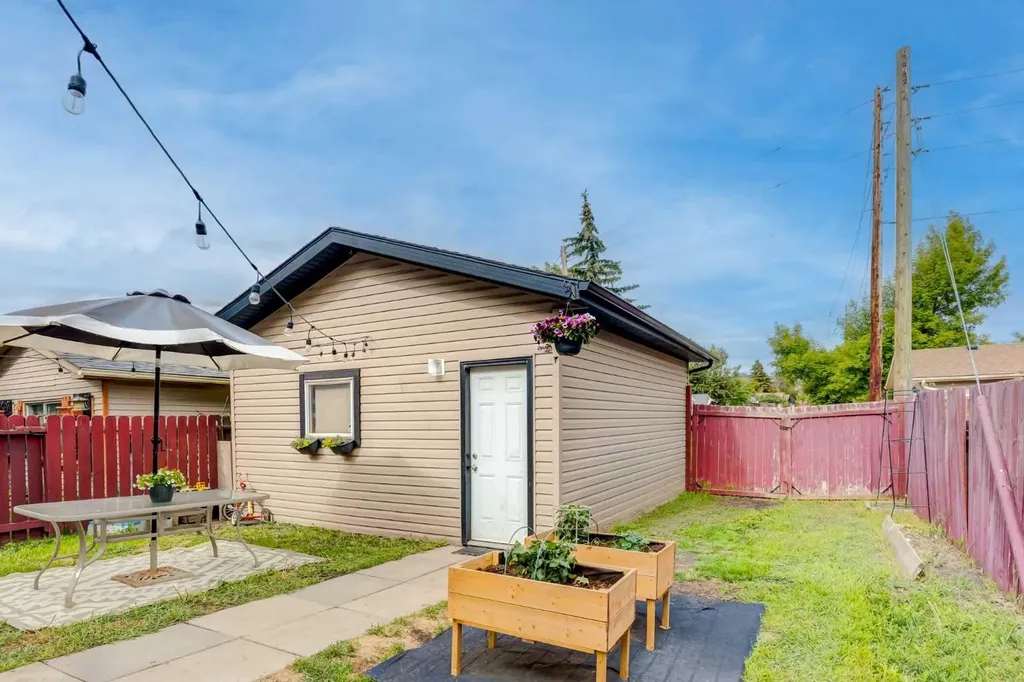 955 Erin Woods Drive SE Calgary AB T2B 2W4