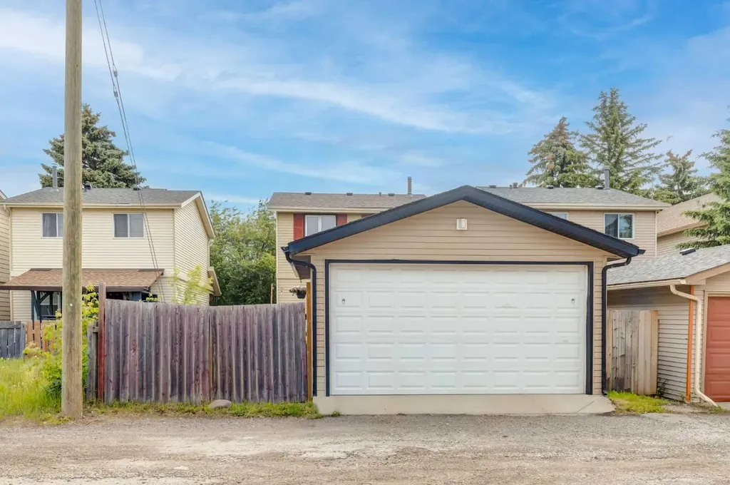 955 Erin Woods Drive SE Calgary AB T2B 2W4