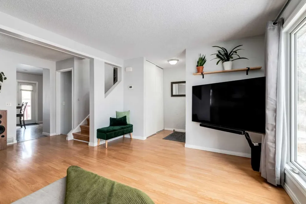 955 Erin Woods Drive SE Calgary AB T2B 2W4