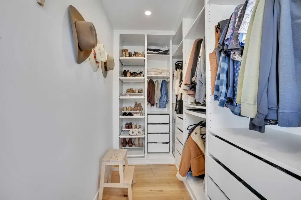 34 Malibou Road SW Calgary AB T2V 1W8