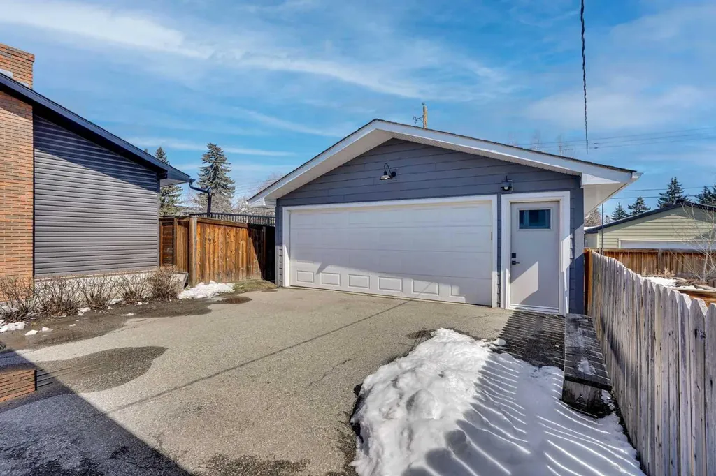 34 Malibou Road SW Calgary AB T2V 1W8
