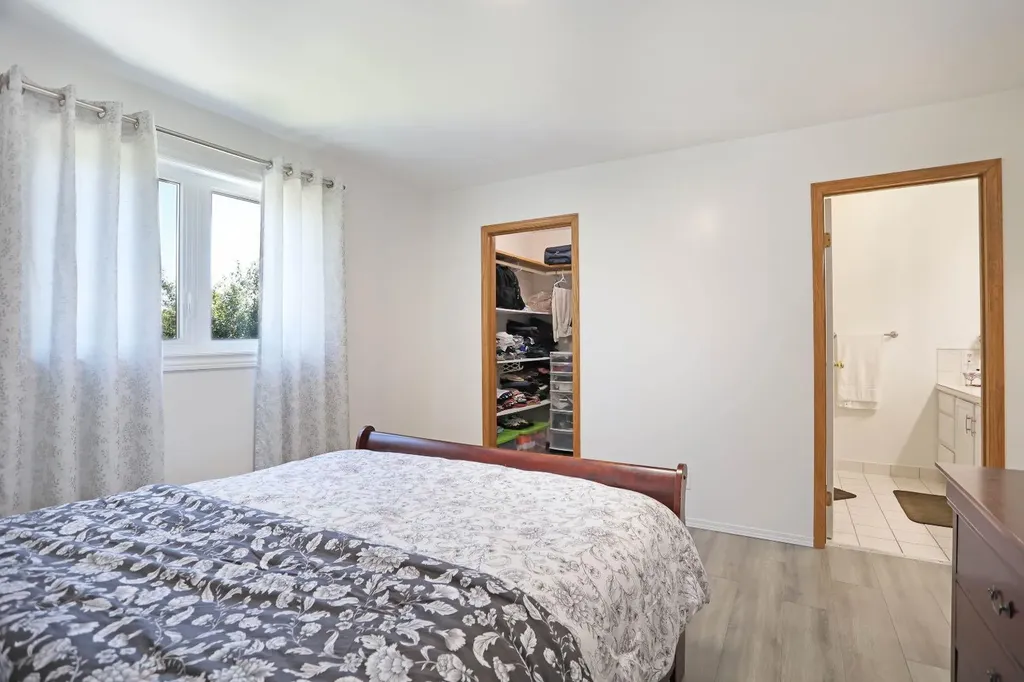 28 Upland Crescent Brooks AB T1R 0P9
