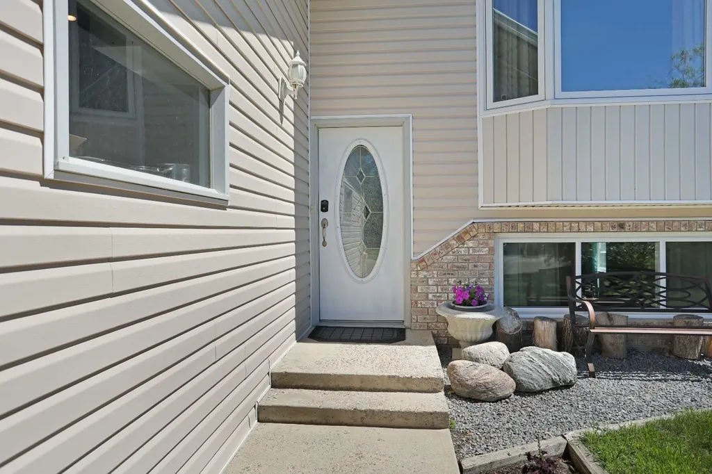 28 Upland Crescent Brooks AB T1R 0P9