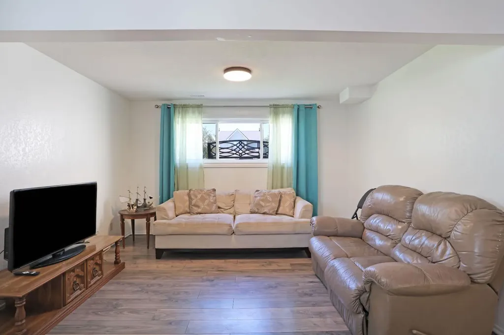 28 Upland Crescent Brooks AB T1R 0P9