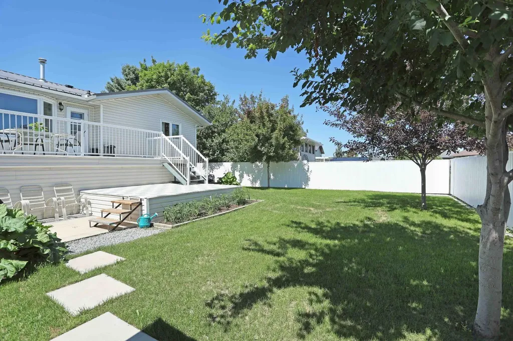 28 Upland Crescent Brooks AB T1R 0P9