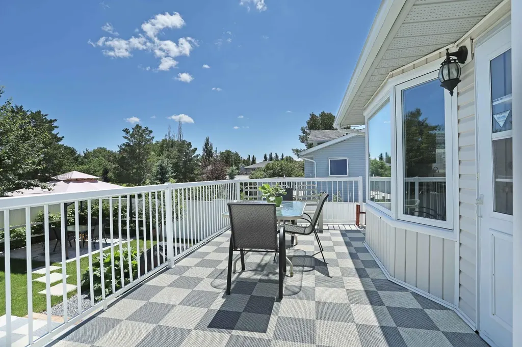 28 Upland Crescent Brooks AB T1R 0P9