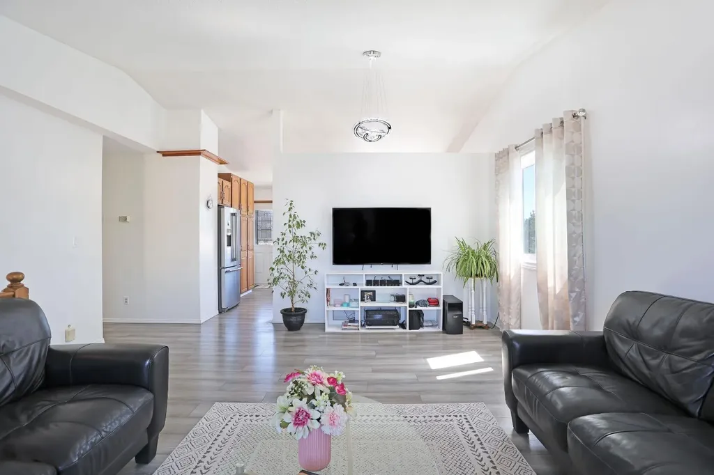 28 Upland Crescent Brooks AB T1R 0P9